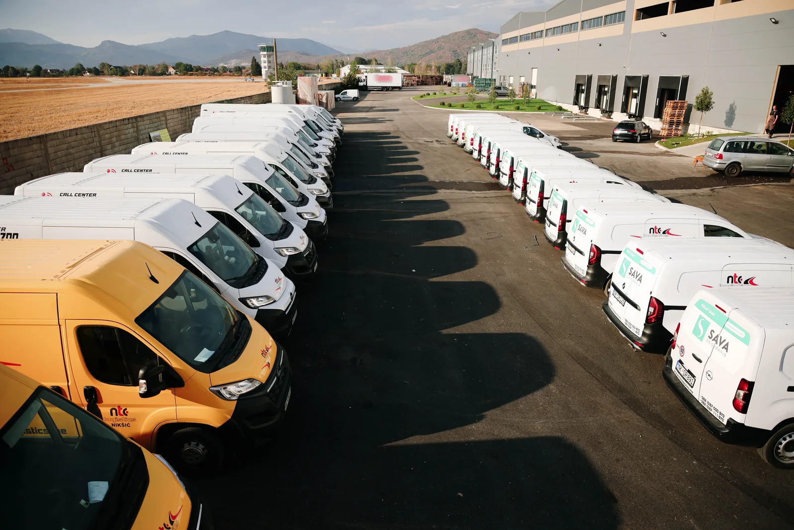 Dostavna flota na platou ispred NTC Logistics centra