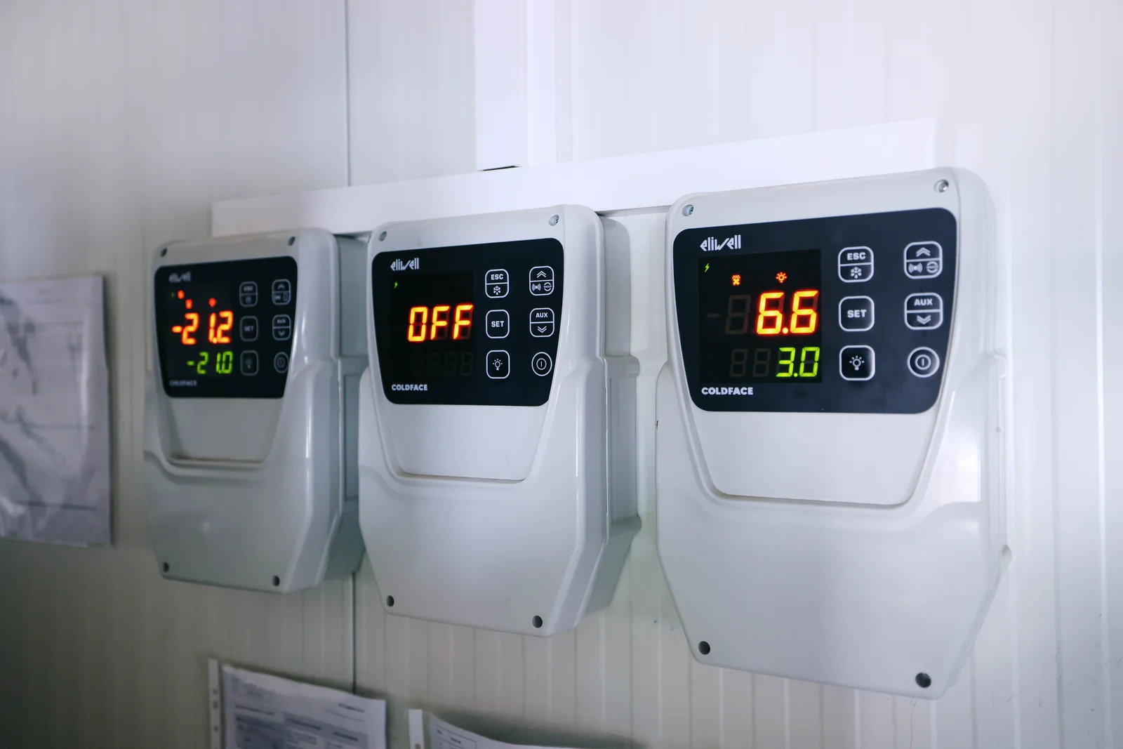 Kontroleri temperature rashladnih komora sa digitalnim prikazom